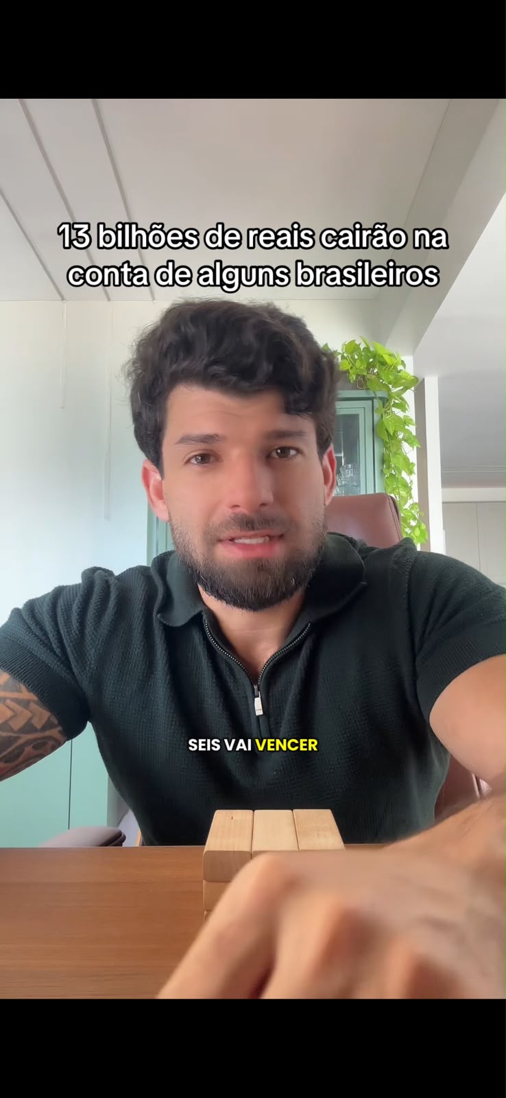 Jaguar explicando um cenário financeiro com blocos de madeira